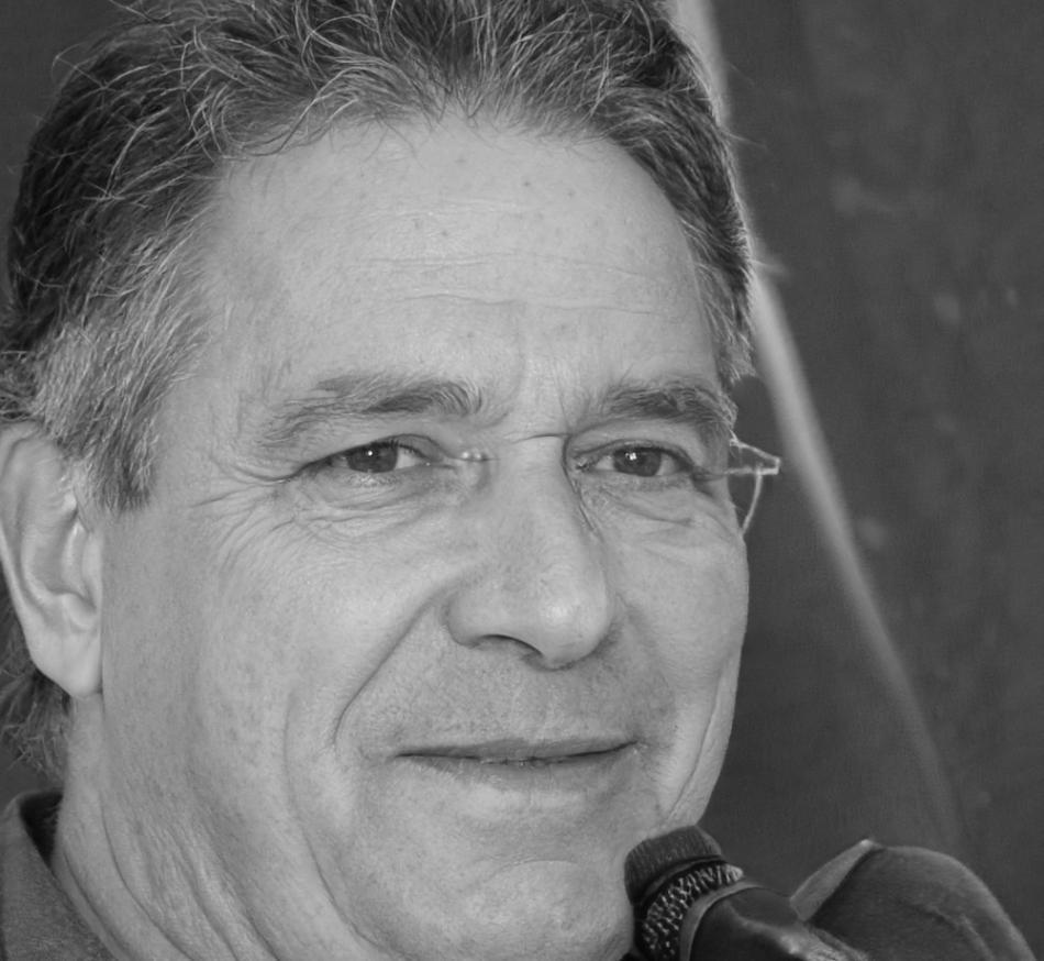Retrato de Fabián Velasco, instructor de inversiones básicas